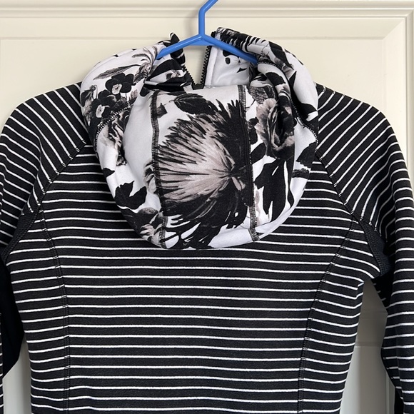 Lulu scuba hoodie with contrast material in hood - Picture 4 of 5